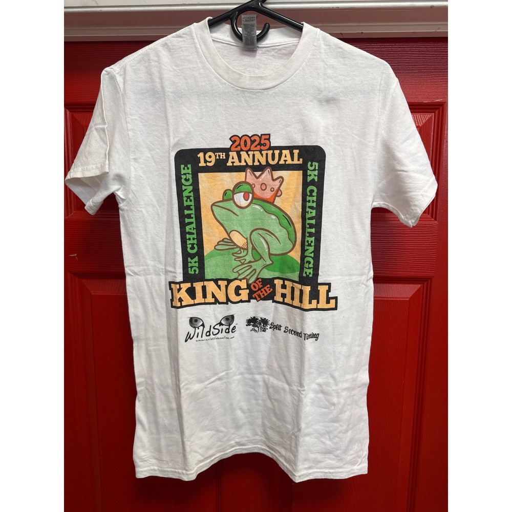 Gildan White King of the Hill 5K Challenge Frog Graphic T-Shirt Small 2025